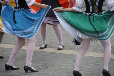 Bir açık hava festivalinde Slovakya halk dansı sergisi 