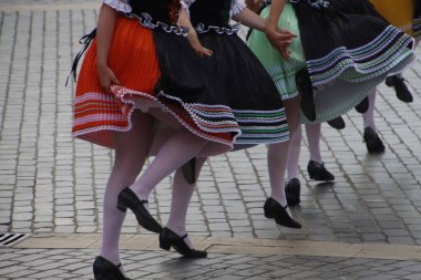 Bir açık hava festivalinde Slovakya halk dansı sergisi 