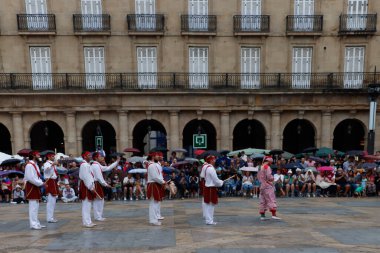 Bir sokak festivalinde Bask halk dansı