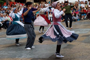 Bir sokak festivalinde Bask halk dansı