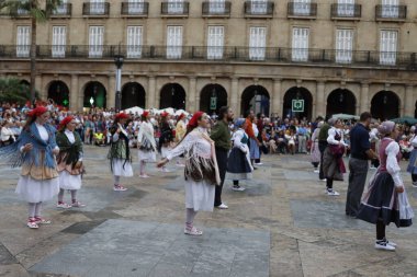Bir sokak festivalinde Bask halk dansı