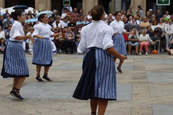 Bir Sokak Festivalinde Bask Halk Dansı — Stok fotoğraf