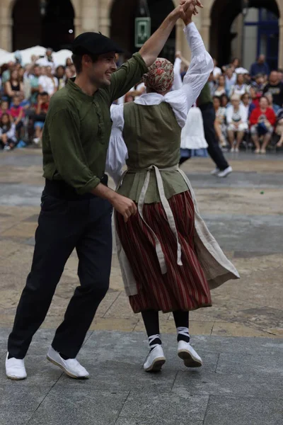 街头音乐节中的巴斯克民间舞蹈 — 图库照片