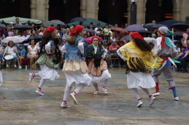 Sokakta Bask halk dansları sergisi