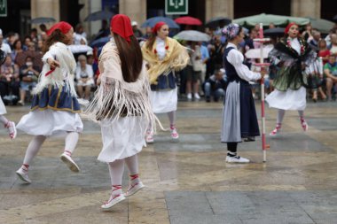 Sokakta Bask halk dansları sergisi