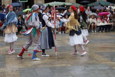 Sokakta Bask halk dansları sergisi