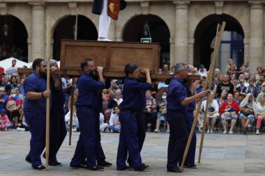 Sokakta Bask halk dansları sergisi