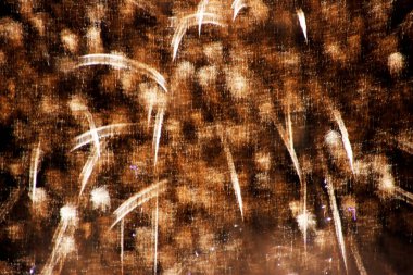 Gece gökyüzünde havai fişek gösterisi