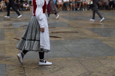 Sokak festivalinde Bask halk dansçısı