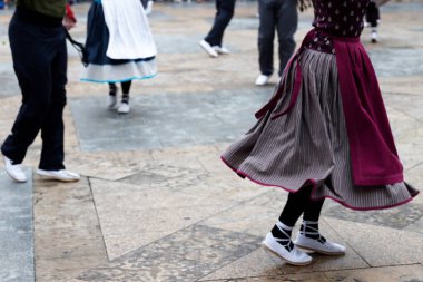 Sokakta Bask halk dansları sergisi