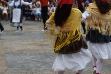 Sokakta Bask halk dansları sergisi