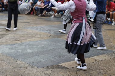 Sokakta Bask halk dansları sergisi