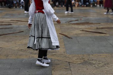 Sokakta Bask halk dansları sergisi