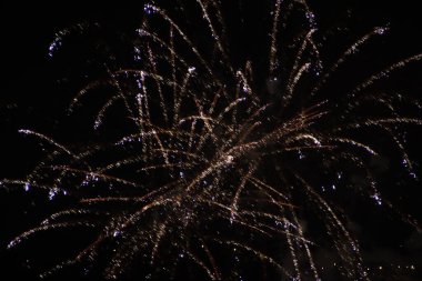 Gece gökyüzünde havai fişekler