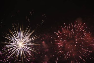 Gece gökyüzünde havai fişekler