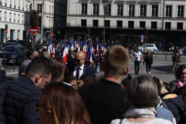 Paris 'in bir caddesinde kalabalık