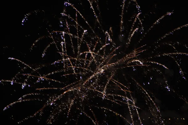 Gece gökyüzünde havai fişekler