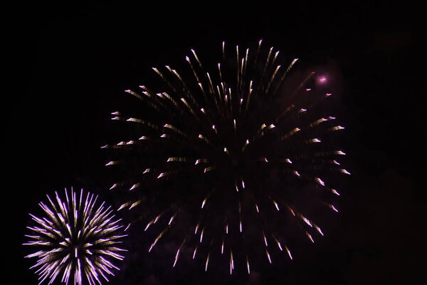 Фейерверки на ночном небе