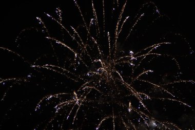 Gece gökyüzünde havai fişekler