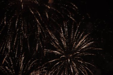 Gece gökyüzünde havai fişekler