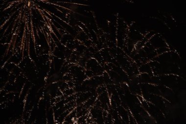 Gece gökyüzünde havai fişekler