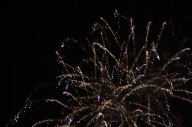 Gece gökyüzünde havai fişekler