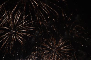 Gece gökyüzünde havai fişekler