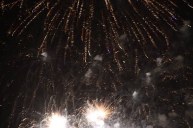 Gece gökyüzünde havai fişekler