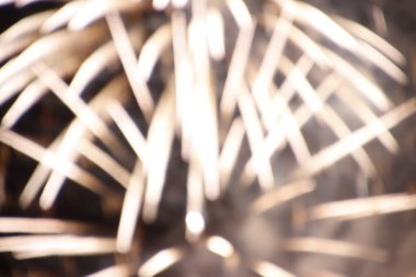 Gece gökyüzünde havai fişekler