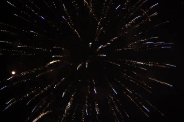 Gece gökyüzünde havai fişekler