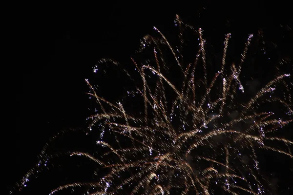 Gece gökyüzünde havai fişekler