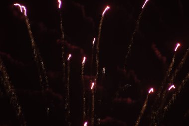 Gece gökyüzünde havai fişek gösterisi