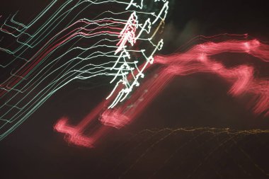 Gece gökyüzünde havai fişek gösterisi