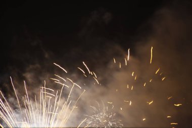 Gece gökyüzünde havai fişek gösterisi