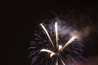 Gece gökyüzünde havai fişek gösterisi