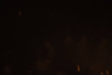 Gece gökyüzünde havai fişek gösterisi