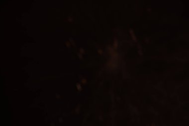 Gece gökyüzünde havai fişek gösterisi