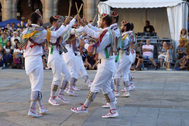 Sokak festivalinde Bask halk dansçısı
