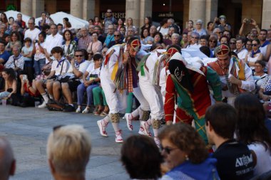 Sokak festivalinde Bask halk dansçısı