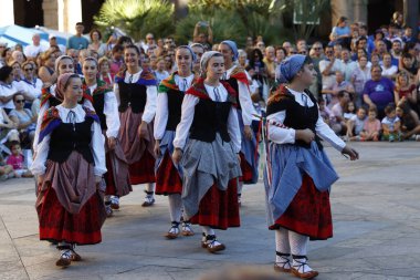 Sokak festivalinde Bask halk dansçısı