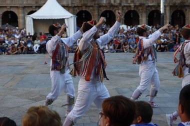 Sokak festivalinde Bask halk dansçısı