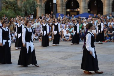 Sokak festivalinde Bask halk dansçısı