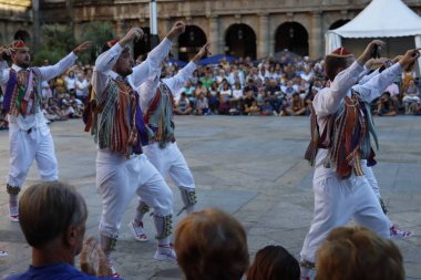 Sokak festivalinde Bask halk dansçısı