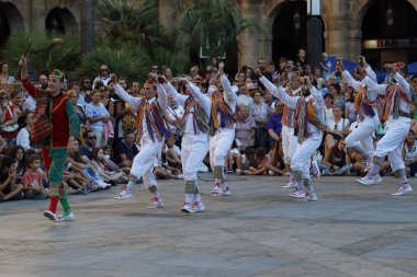 Sokak festivalinde Bask halk dansçısı