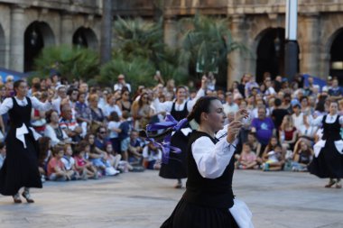Sokak festivalinde Bask halk dansçısı