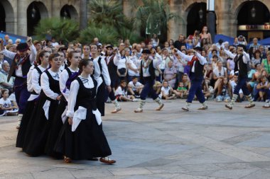Sokak festivalinde Bask halk dansçısı
