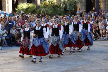 Sokak festivalinde Bask halk dansçısı