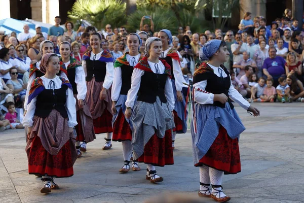 Sokak Festivalinde Bask Halk Dansçısı — Stok fotoğraf