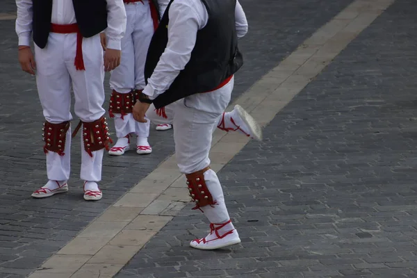 ストリートフェスティバルでバスクの民俗舞踊家 — ストック写真