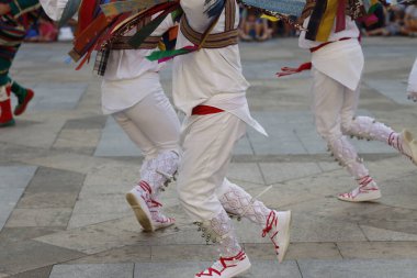 Bask halk dansları açık hava gösterisi